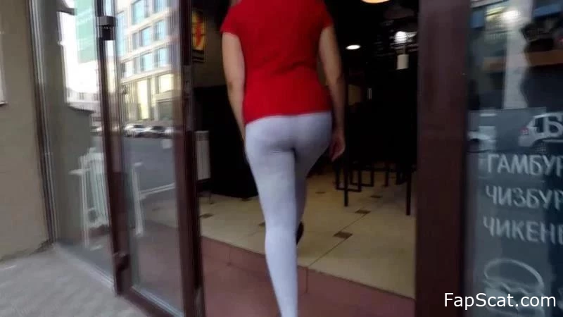 Dringender Pantypoop in einem öffentlichen Laden – Leggings-Kacken in einem öffentlichen Café – Böses Mädchen kackt im Laden! - Scheiße machen, schmutzige Lesben, Anal spielen und kacken