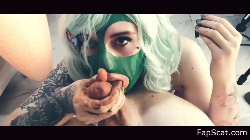 Scat essen und Scheiße lutschen von Top-Babe Betty - Die grüne Maske - Extremer Kotz-Porno, Scheiße trocknen, Scat erfreuen