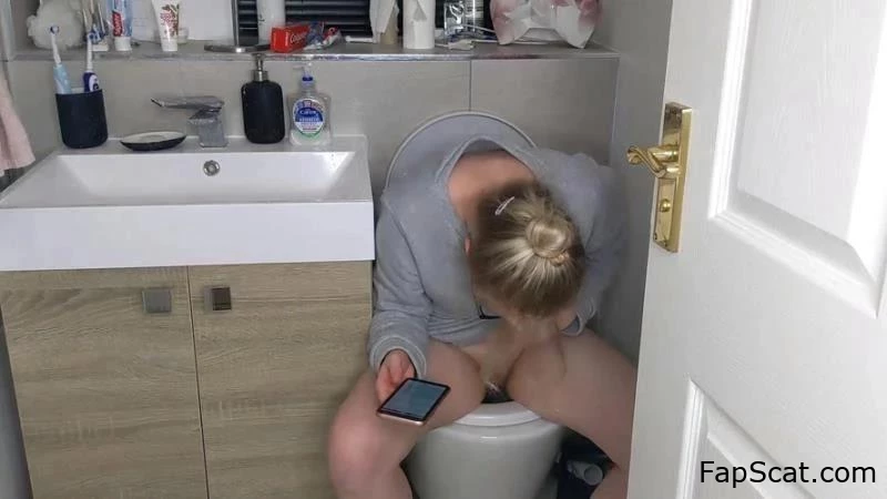 PooGirlSofia - Beim Kacken auf der Toilette reden - Scheiße im Gesicht, verschlingen Scheiße, öffentlicher Scat