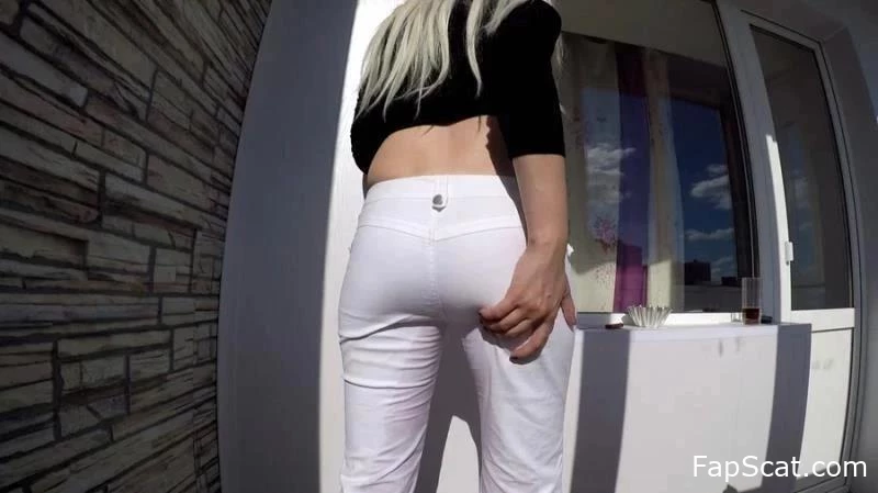 Scat Video 7264 Schmutzige weiße Jeans - Lola - Neues Scat-Solo, Dildospiel in Scheiße, Extreme Scat-Girls