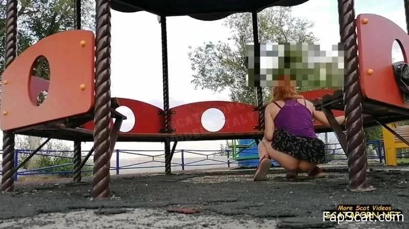 Auf dem Spielplatz geschissen - ModelNatalya94 - Nahaufnahme beim Kacken, Simulations-Scat, Scheiße küssen