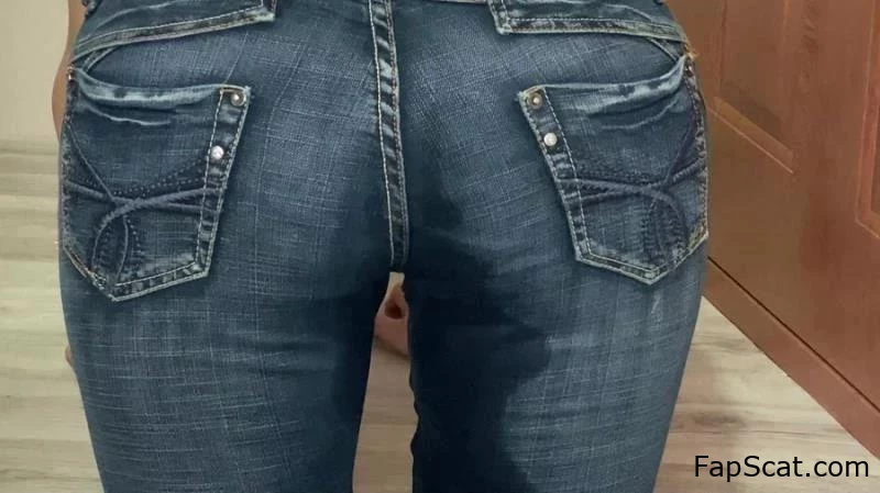 Ruslana, unordentliche Jeans - thefartbabes - Arschscheiße reinschieben, Stuhl für Toilette