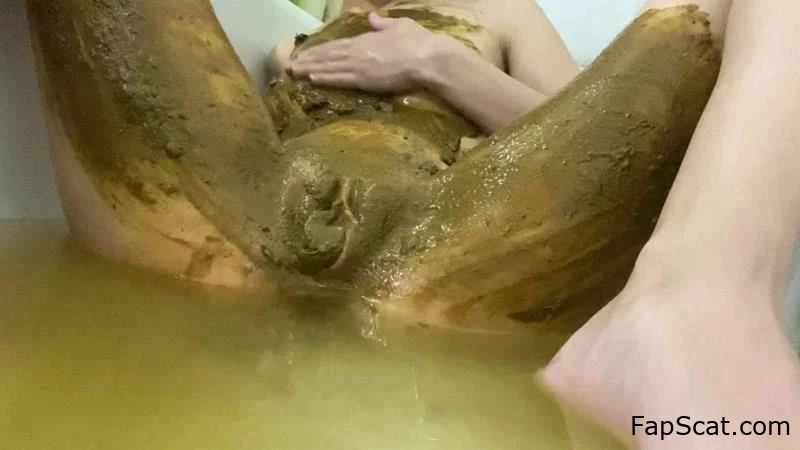 p00girl - Ich kacke in der Badewanne und schmiere mich während der Menstruation ein - Exkremente mit Scheiße, Lesben in Scheiße