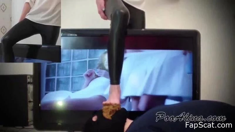 Bunny Hustler - Alina scheißt in den Mund des Toilettensklaven, der mit Poo Alina vor dem Fernseher sitzt - Kostenloser Scat, schmutzige Scat-Orgien, gefurzt