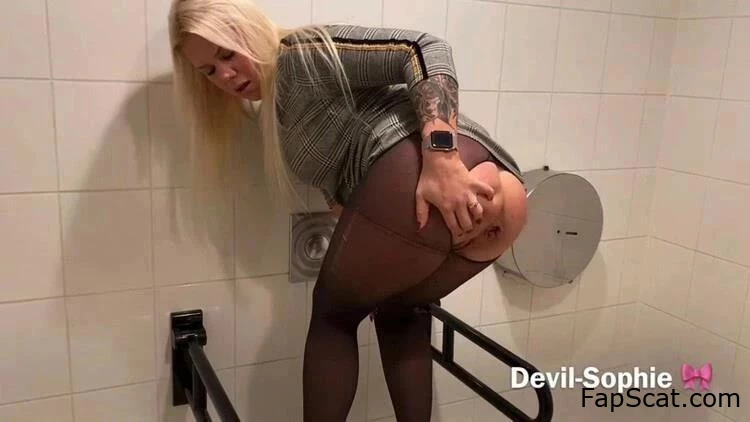 Devil Sophie - Fastfood-Ferkel - haben die Fastfood-Toiletten-Scheiße so richtig vermasselt - Flucht auf die Toilette, konzentrierter Durchfall, Femdom-Erbrechen