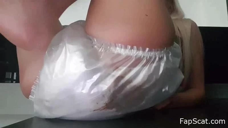 Verführerische nasse Windel - Thefartbabes - Kostenloser Scat, schmutzige Scat-Orgien, gefurzt