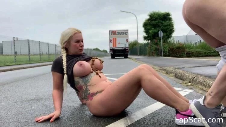 Devil Sophie - Sporthungrig - bitte scheiß mich richtig voll - Public am Straßenrand - Schwarzes Mädchen, beschissener Analsex, Schokoladen-Scat